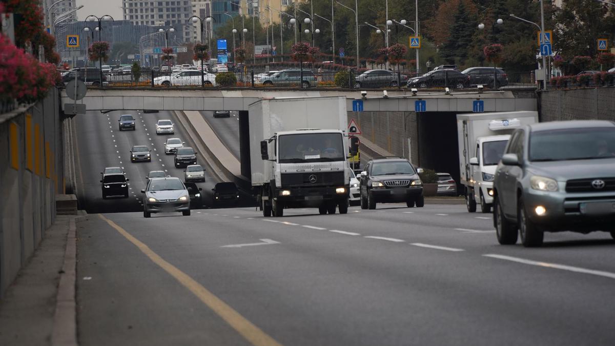 Автомобили едут по дороге