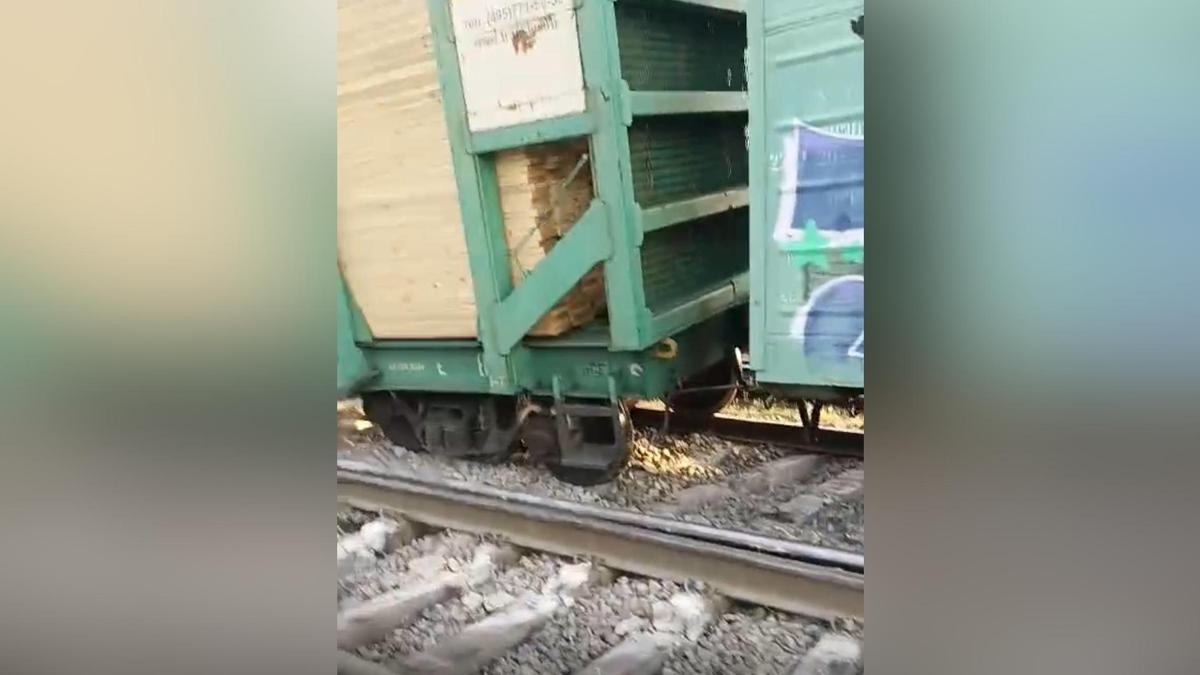 Вагоны сошли с рельсов Вагоны сошли с рельсов