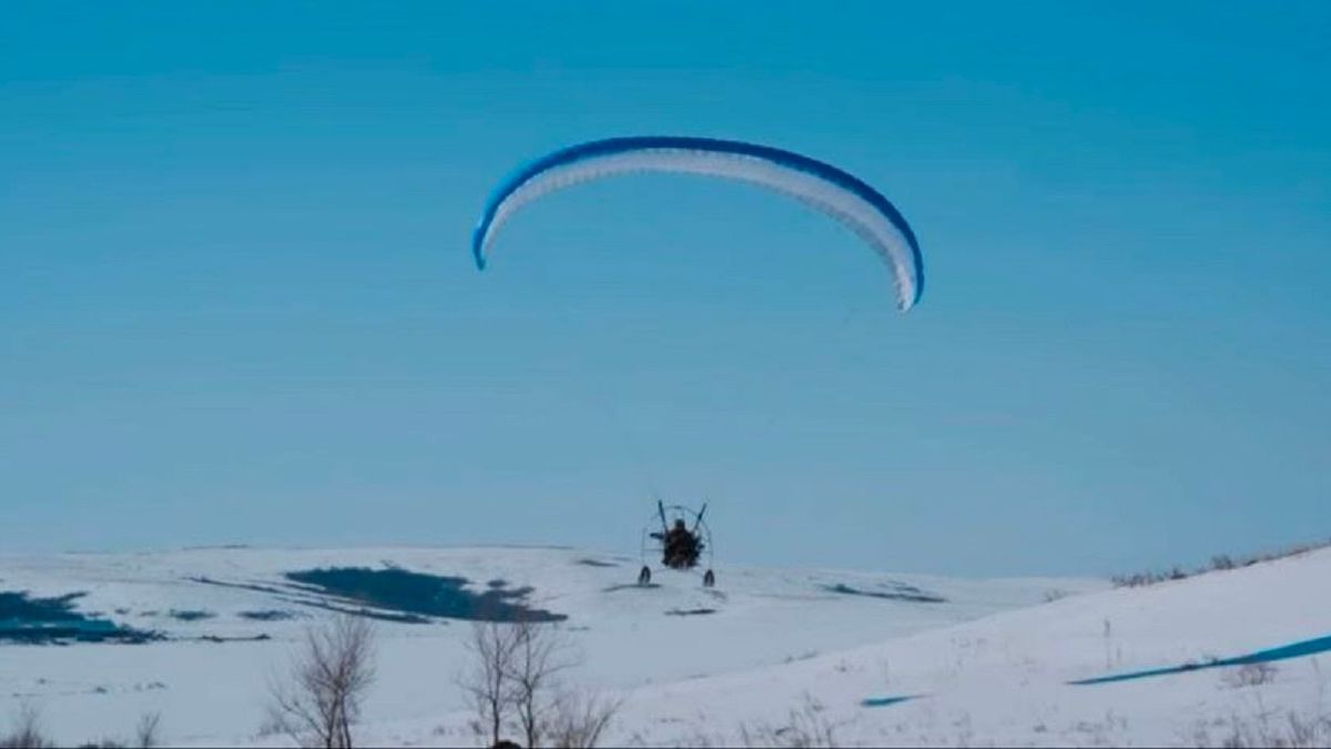 Мужчина на параплане