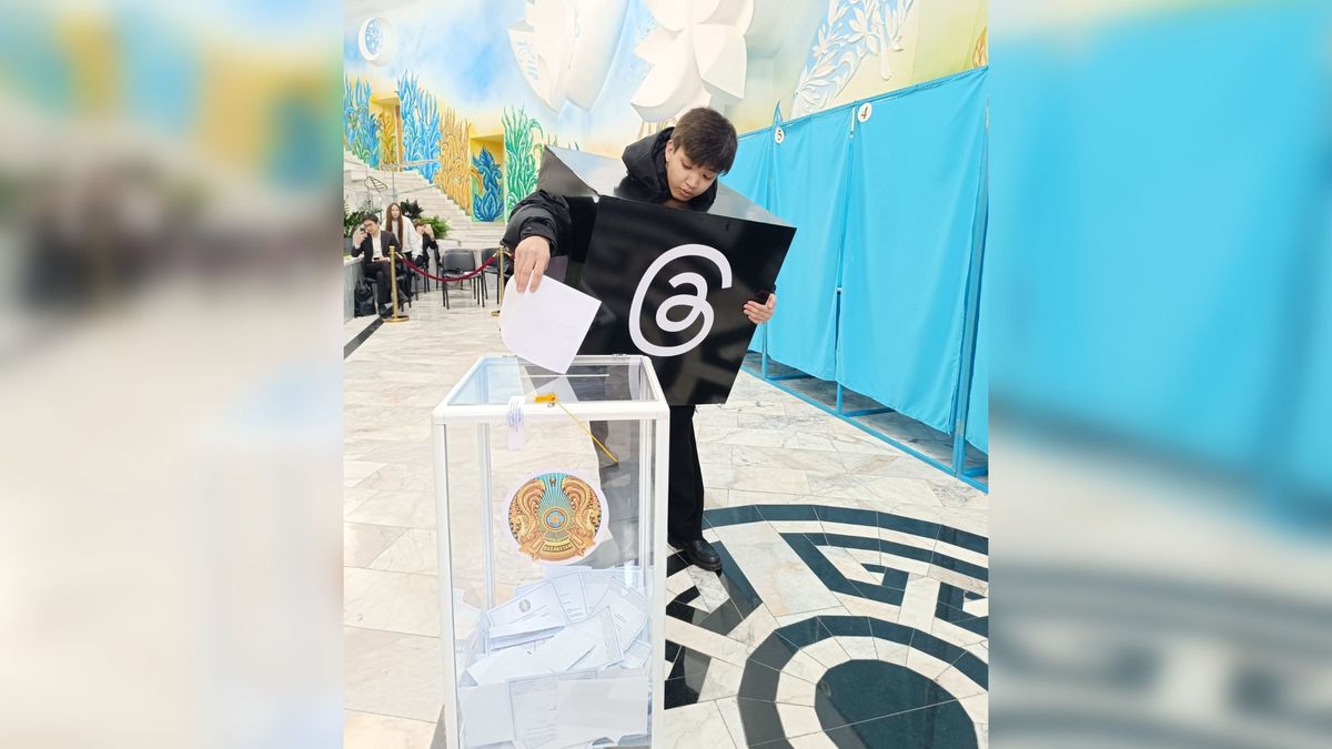 Алматинец в костюме соцсети Threads