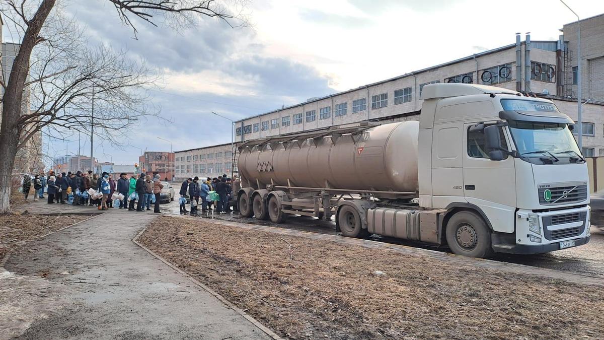 Люди в очереди за водой