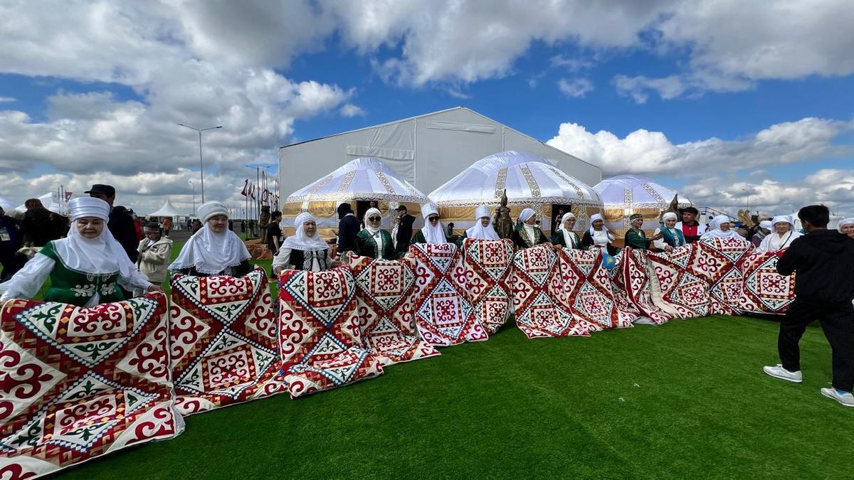 Құрақ көрпе тігуден әлемдік рекорд орнатылды Құрақ көрпе тігуден әлемдік рекорд орнатылды