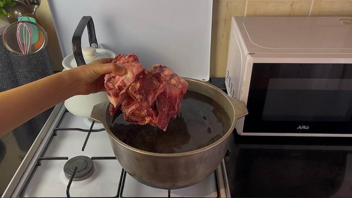 Кусок говядины на кости кладут в воду