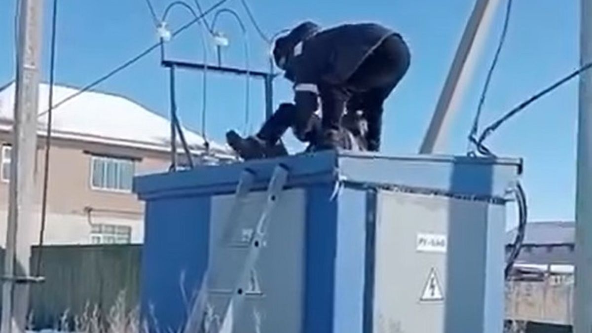 Мужчина на подстанции в Акмолинской области