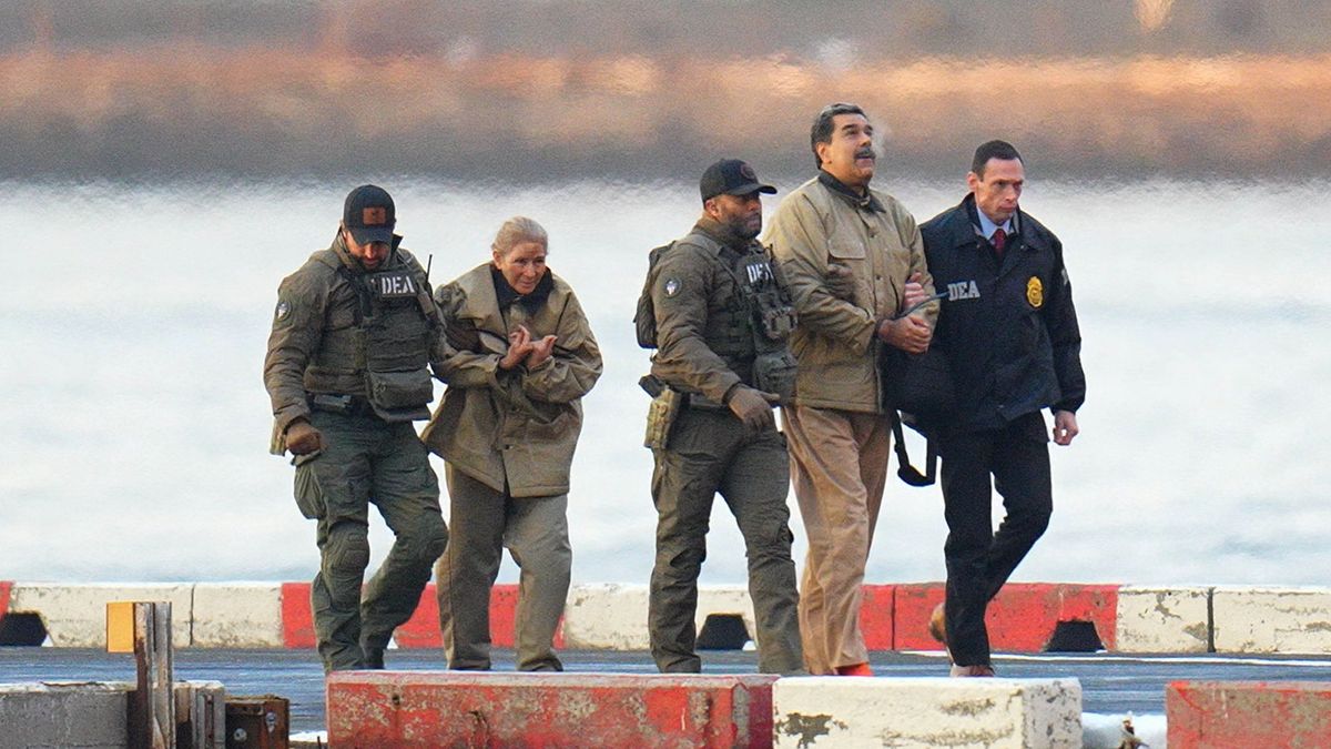 Военные США ведут Мадуро и его супругу