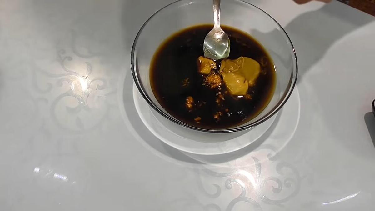 Приготовление маринада из соевого соуса и горчицы