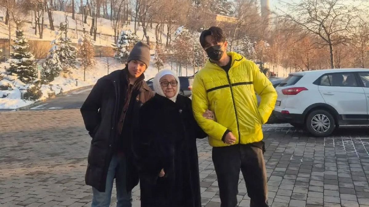 Димаш Кудайберген с братом и бабушкой