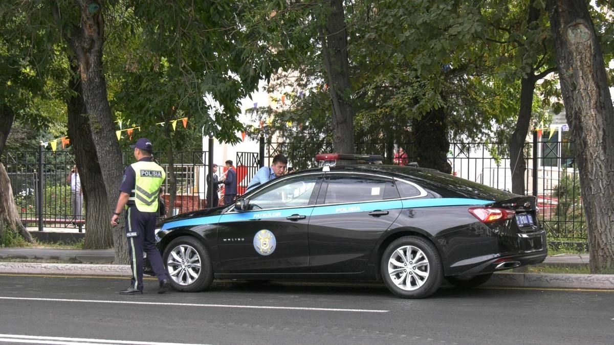 Полицейские и авто на улице Полицейские и авто на улице