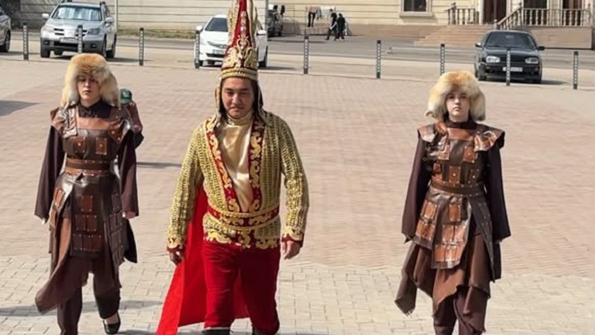 "Золотой человек" проголосовал на выборах в Курултай Алматинской области