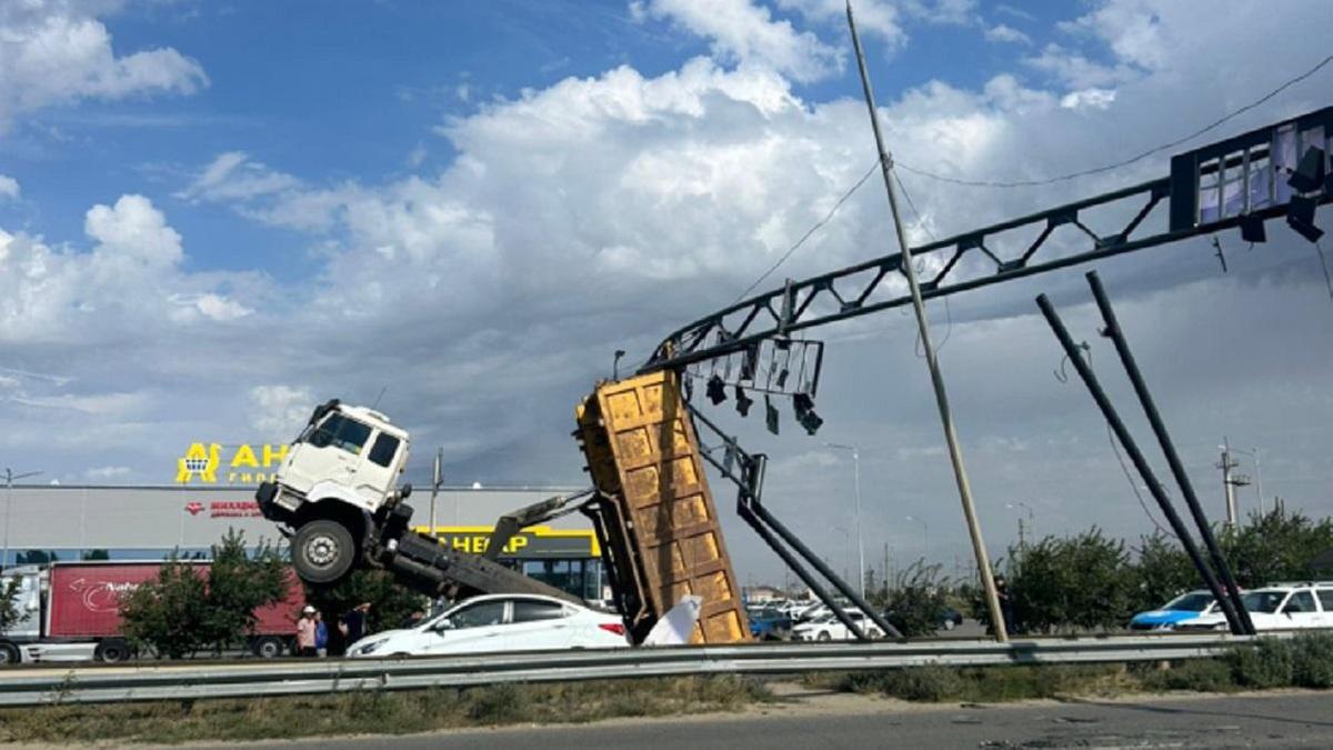 Грузовик повис на арке в Актобе