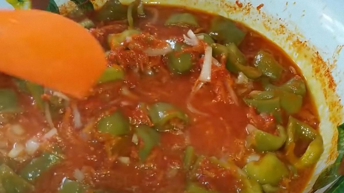 В миске лопаткой мешают лечо