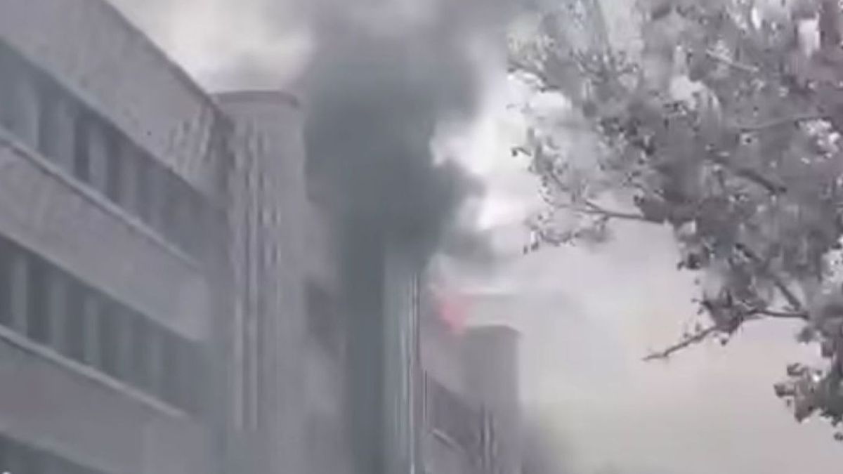 Крыша здания загорелась в Алматы