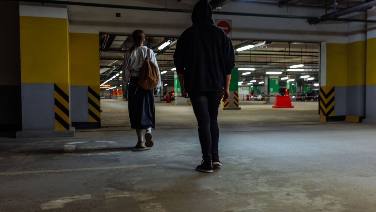 Мужчина идет за женщиной