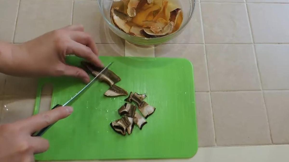 Белые грибы нарезают ножом