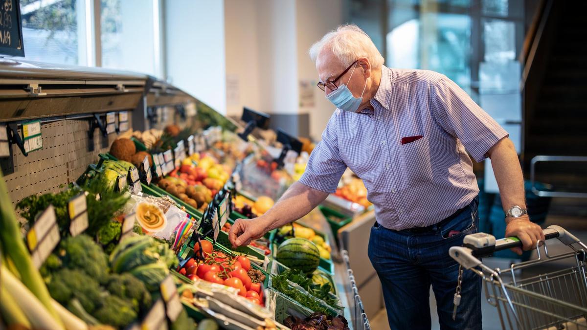 Мужчина выбирает продукты