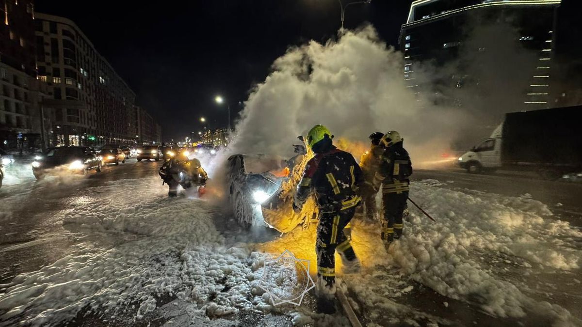 Пожарные тушат пожар