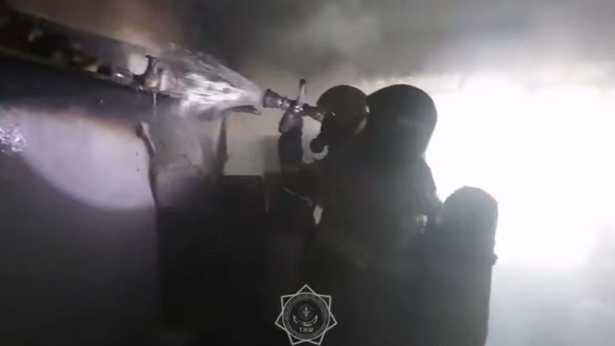 Пожарные тушат возгорание