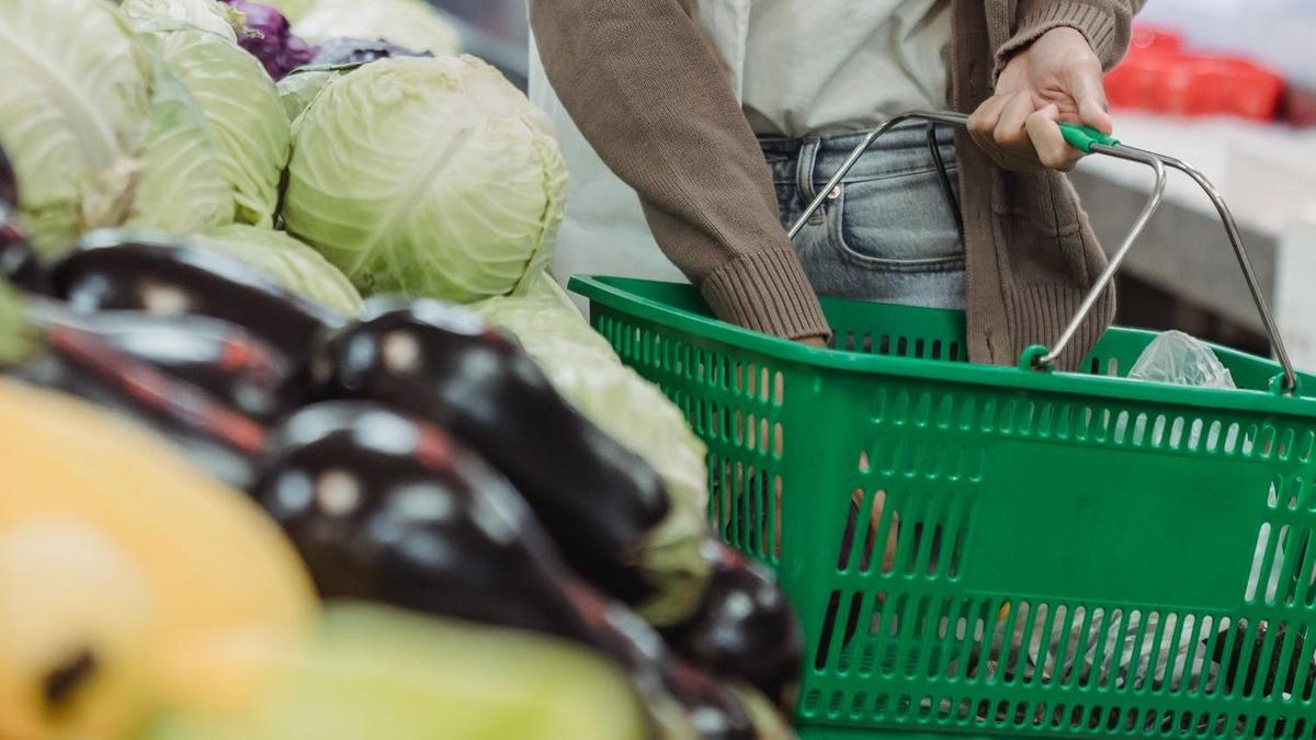 Девушка выбирает продукты в магазине