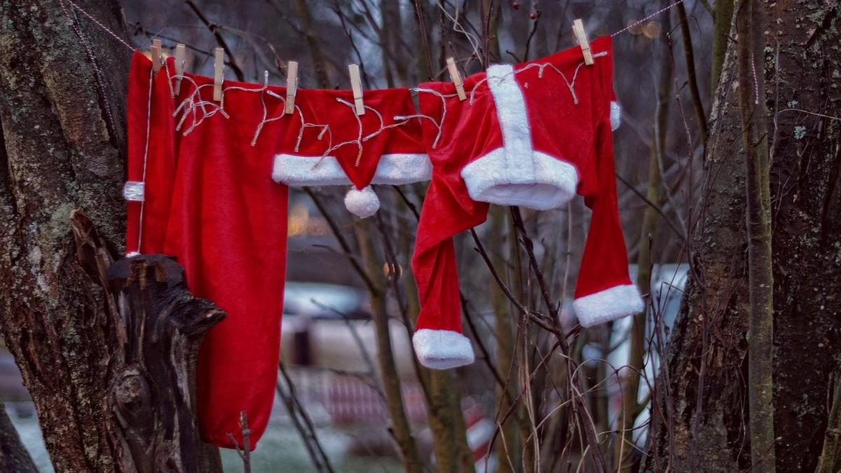Одежда на веревке, новогодний костюм