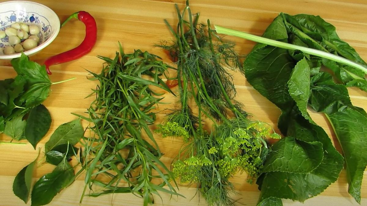 Зелень, чеснок, перец чили на столе