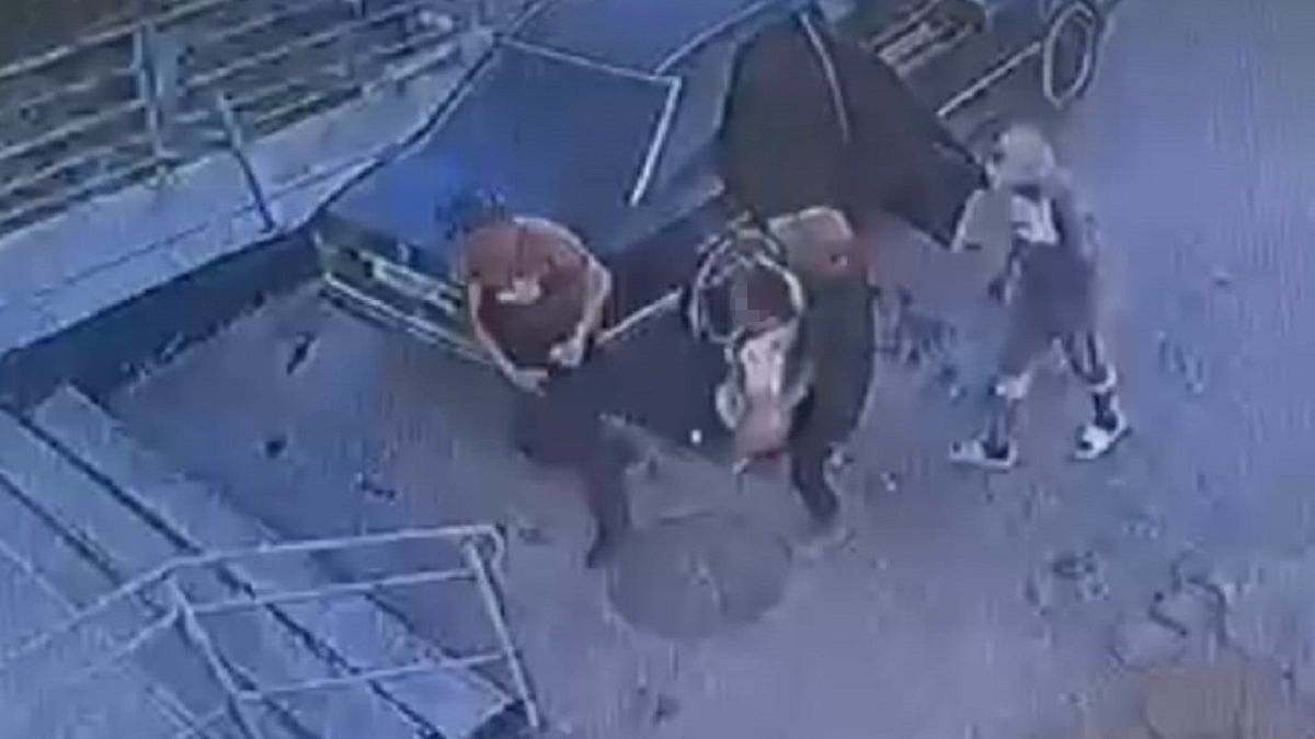 Мужчину погружают в машину