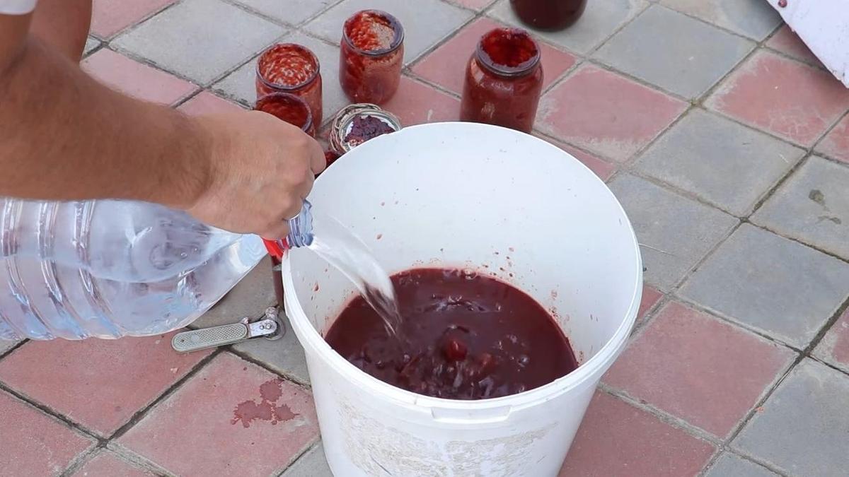 Смешивание варенья с водой