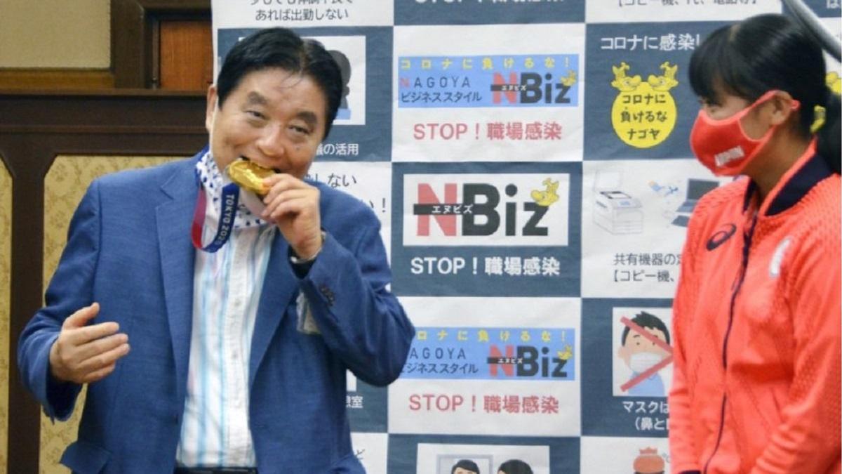 В Японии мэр города зубами испортил медаль олимпийской чемпионки 