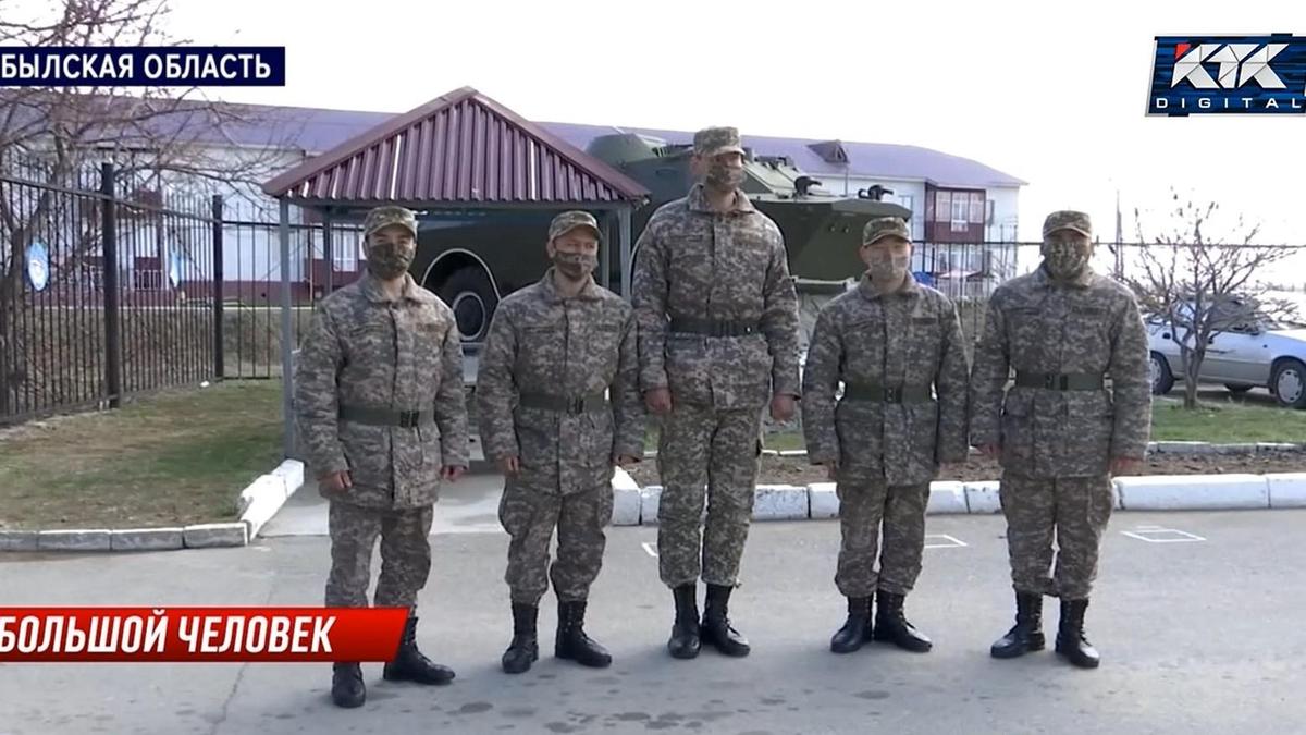 Высокий солдат служит в Жамбылской области