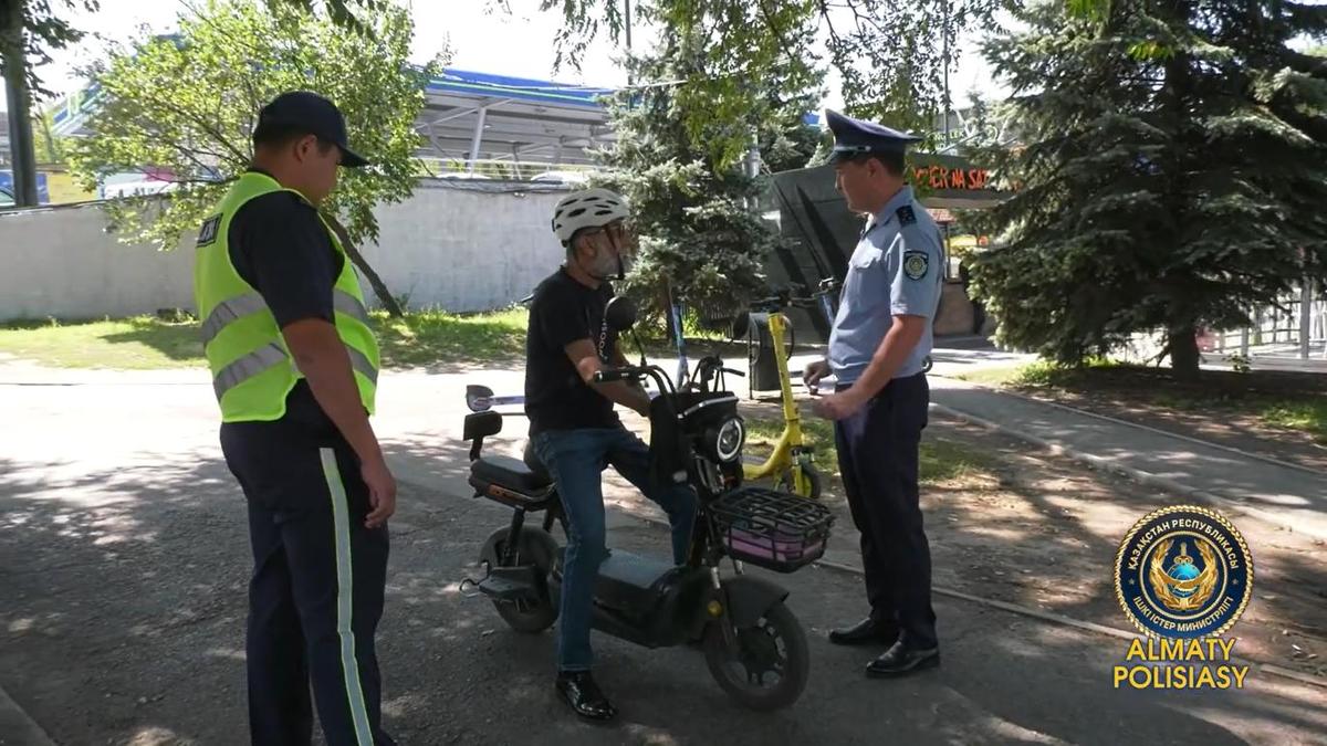 Сотрудники полиции с владельцем электровелосипеда