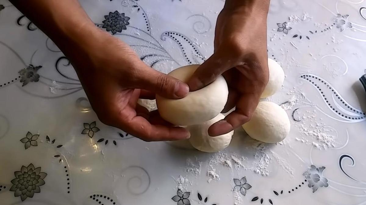 Шарик теста для лепешки