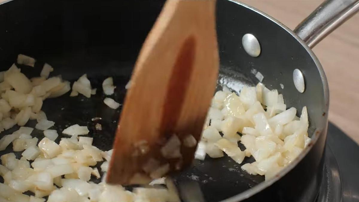 Репчатый лук жарят на сковороде
