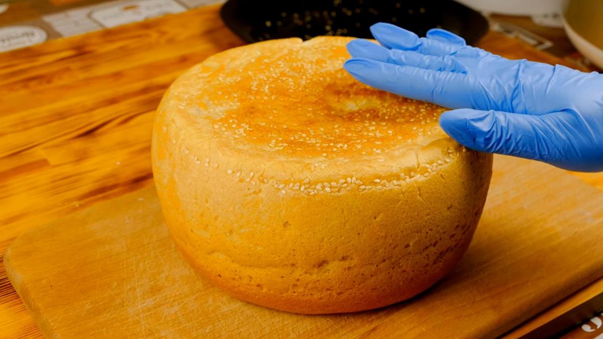 Белый хлеб на кухонной доске