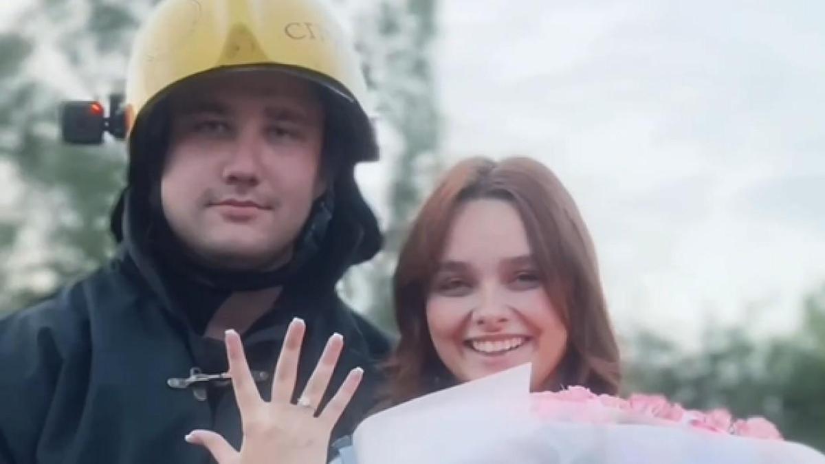 Пожарный сделал предложение девушке
