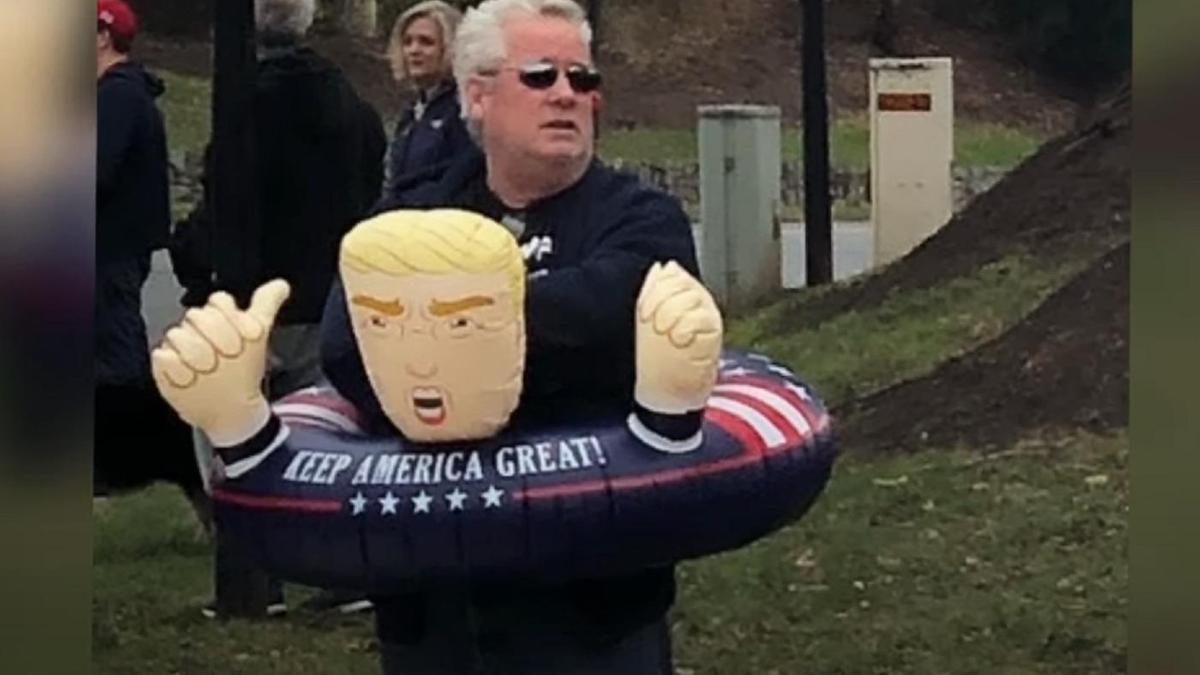 Мужчина с надувным кругом в виде Трампа и без маски кашлял на женщин 
