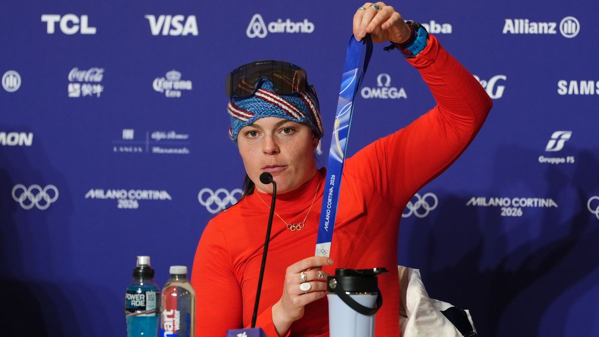 Бризи Джонсон показывает сломанную медаль