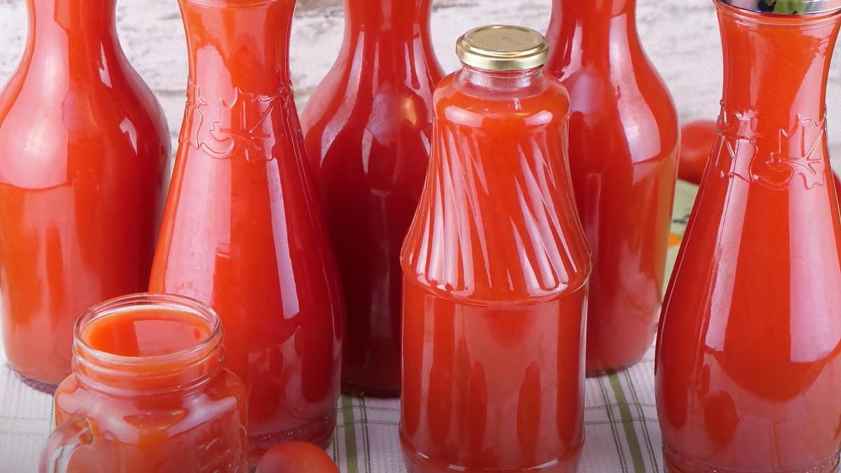 Томатный сок разлитый в банки и бутылки