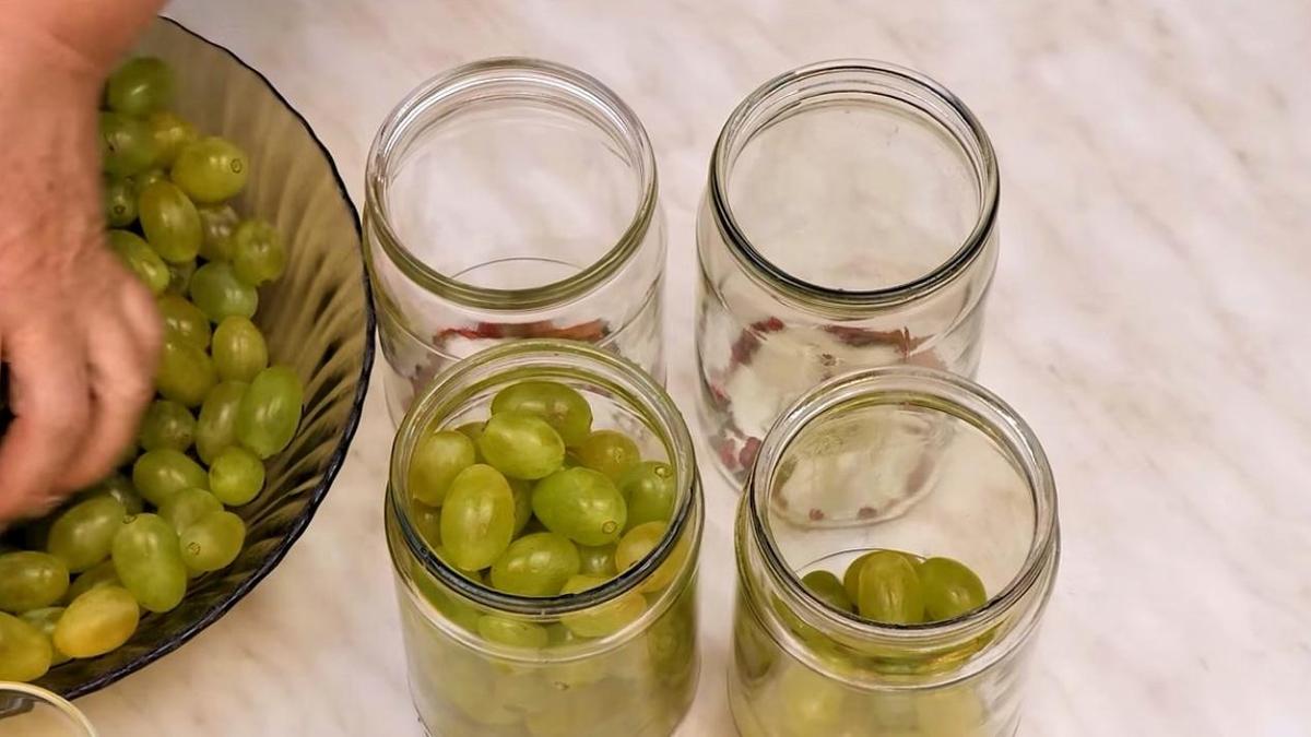 Банки заполняются виноградом