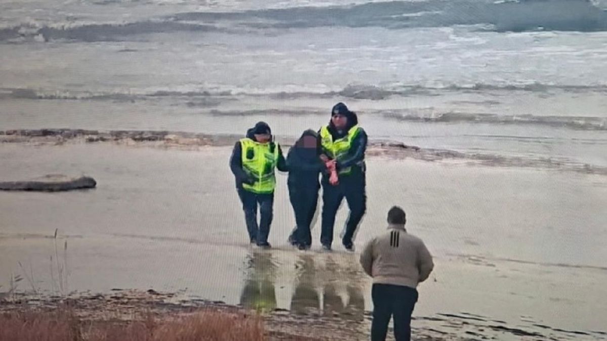 Полицейские и спасенный подросток