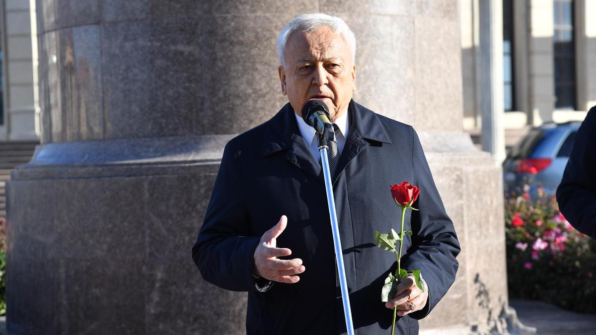 Возложение цветов к памятнику Жумекену Нажимеденову