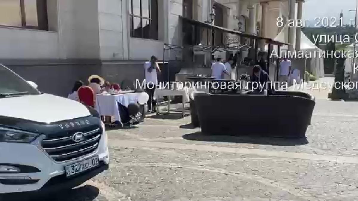Открытие бургерной Тимати возле Royal Tulip во время карантина попало на видео в Алматы