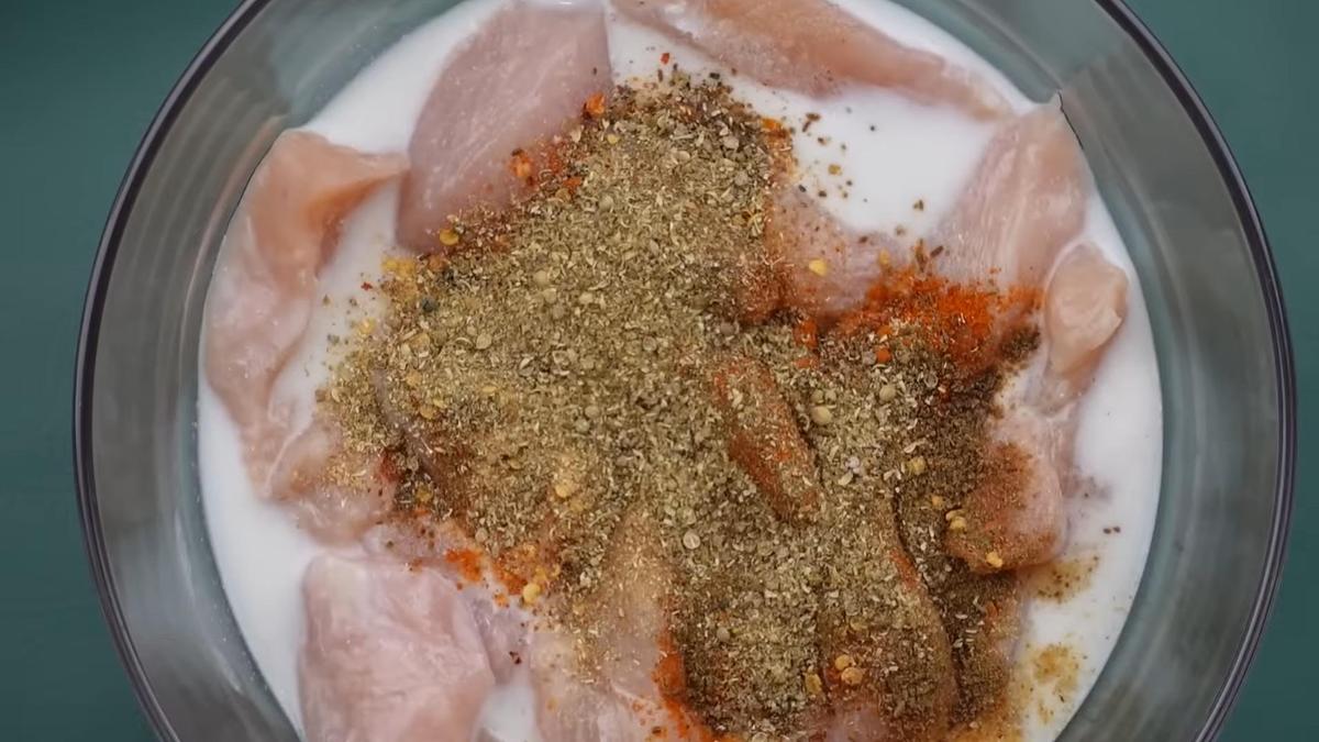 Куриное филе в миске с пахтой и сушеными специями