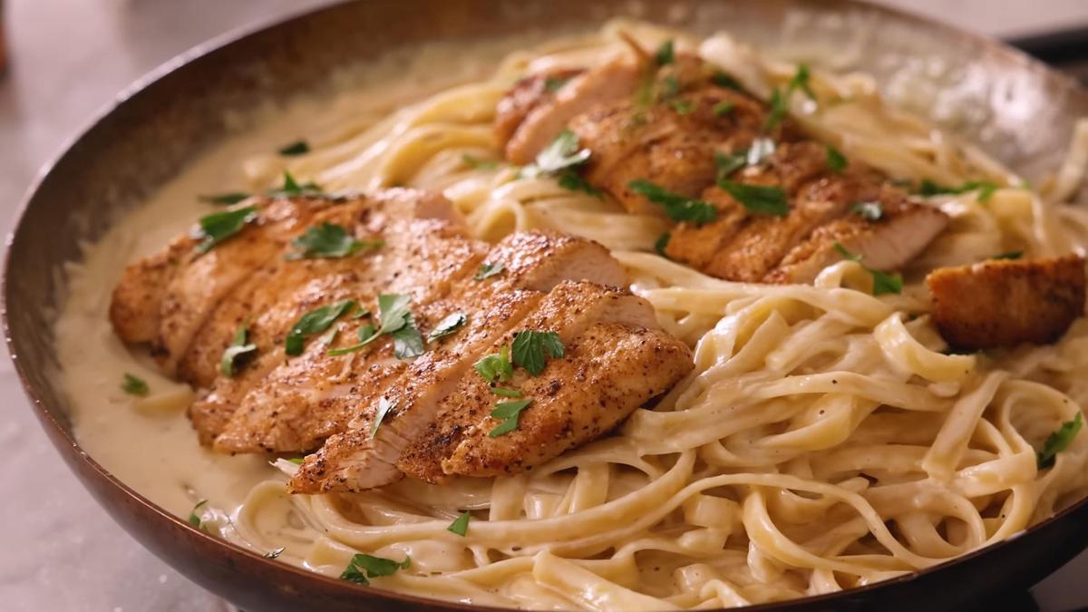 Паста альфредо с курицей в глубокой тарелке