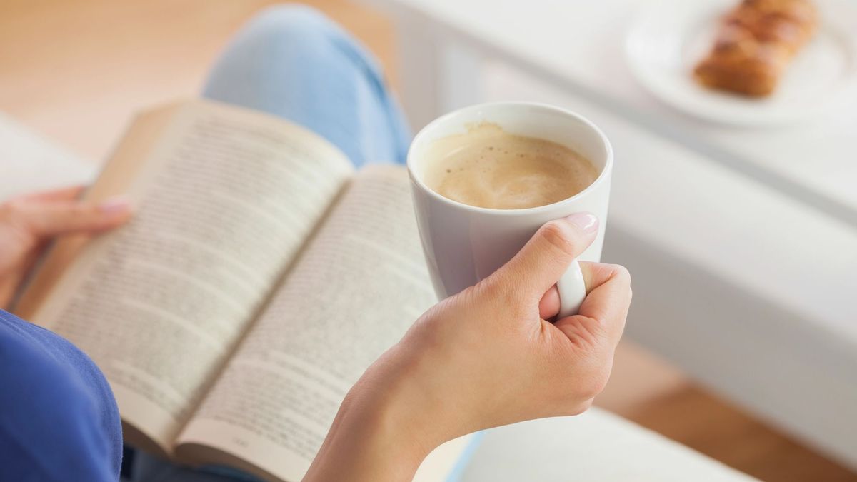 Девушка читает книгу