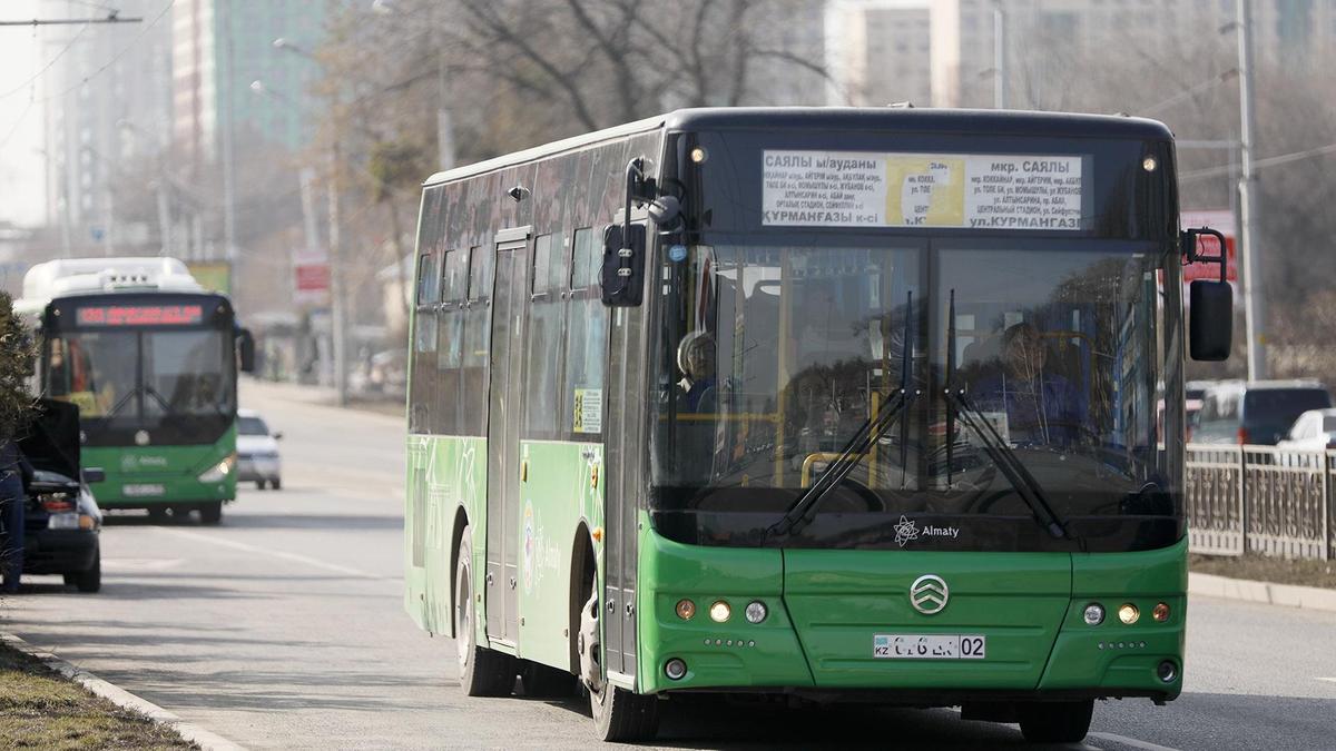 Автобус подъехал к перекрестку