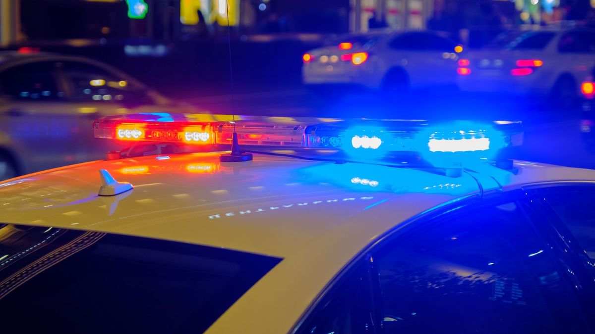 Полицейский автомобиль на дороге