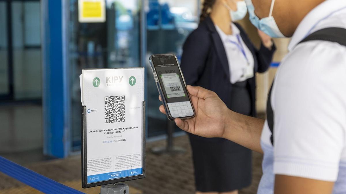 Мужчина сканирует QR-код