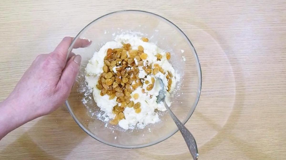 Изюм и творог для начинки