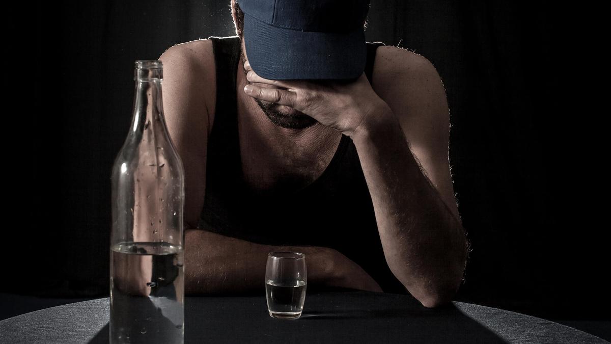 Мужчина пьет водку