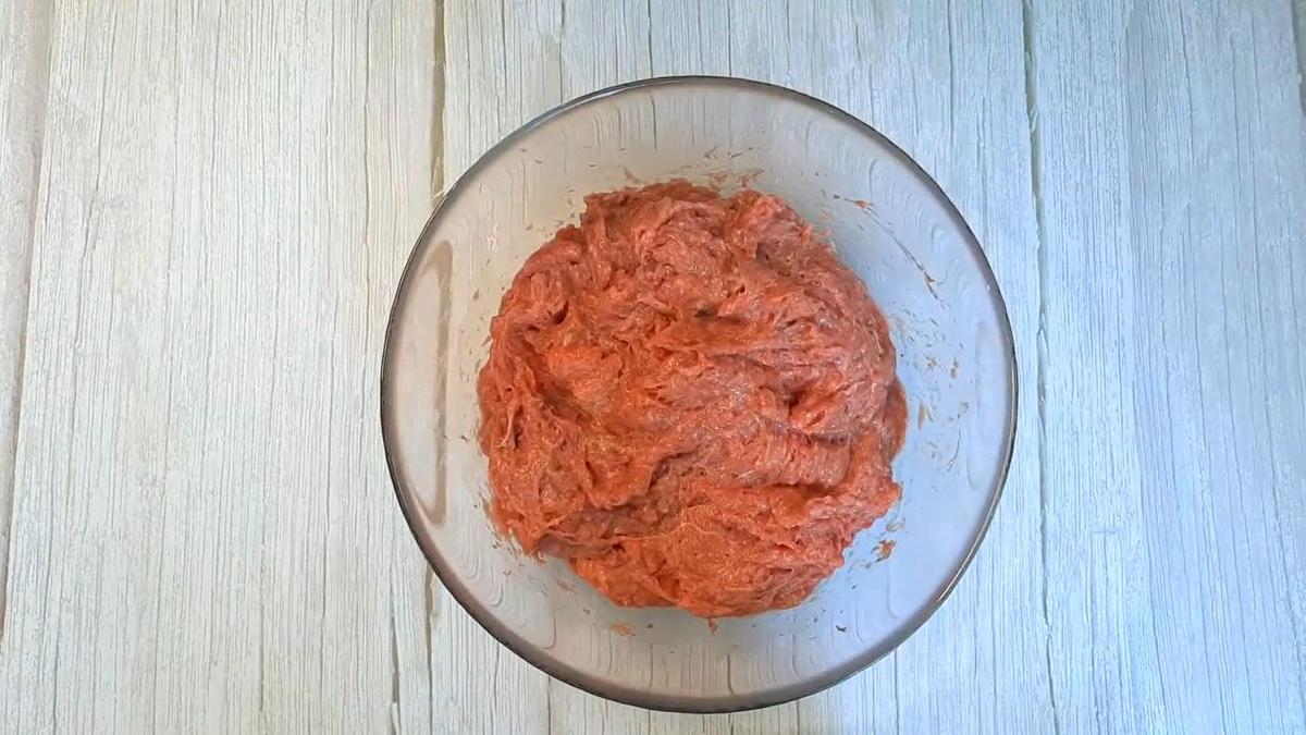 Куриный фарш в стеклянной миске