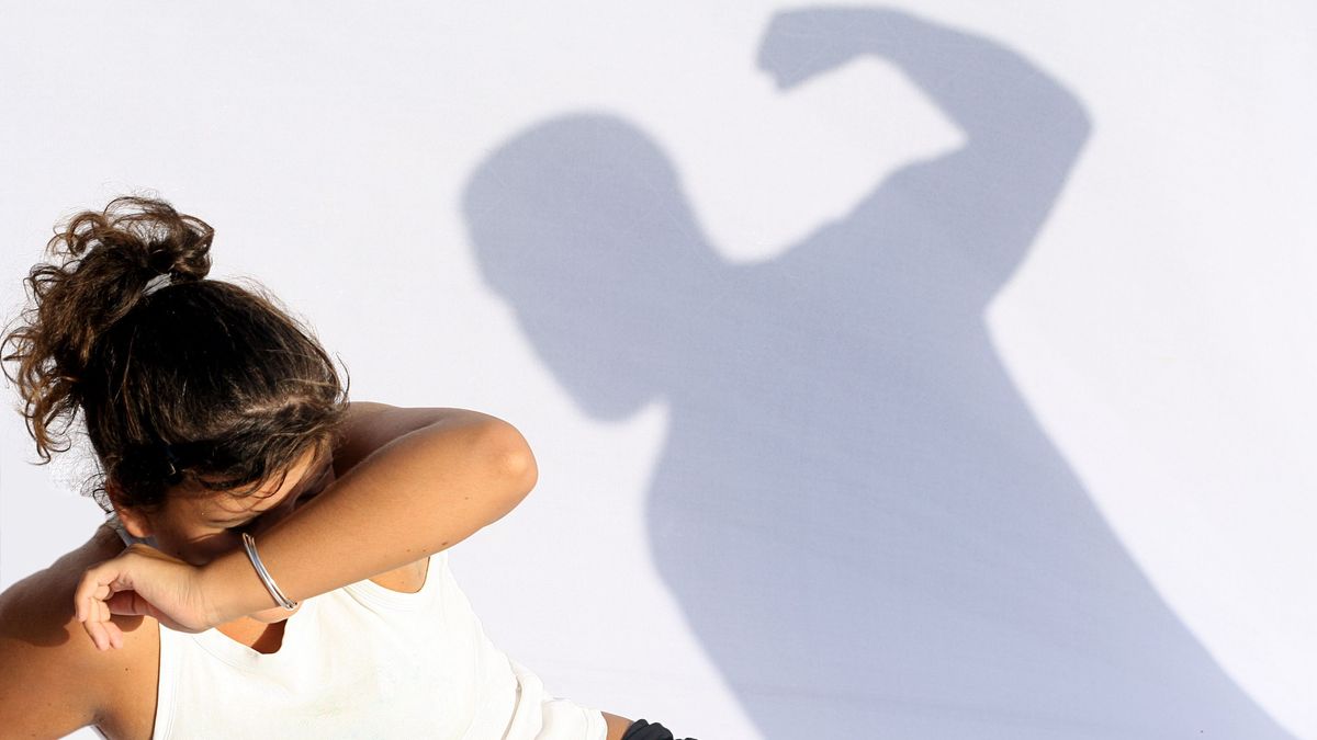 Женщина закрывается от удара